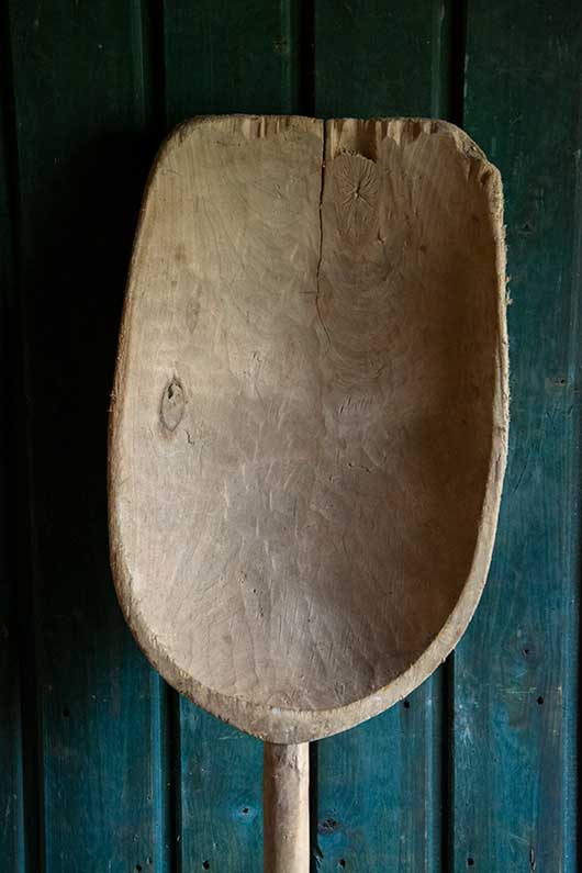 Oude houten graanschep