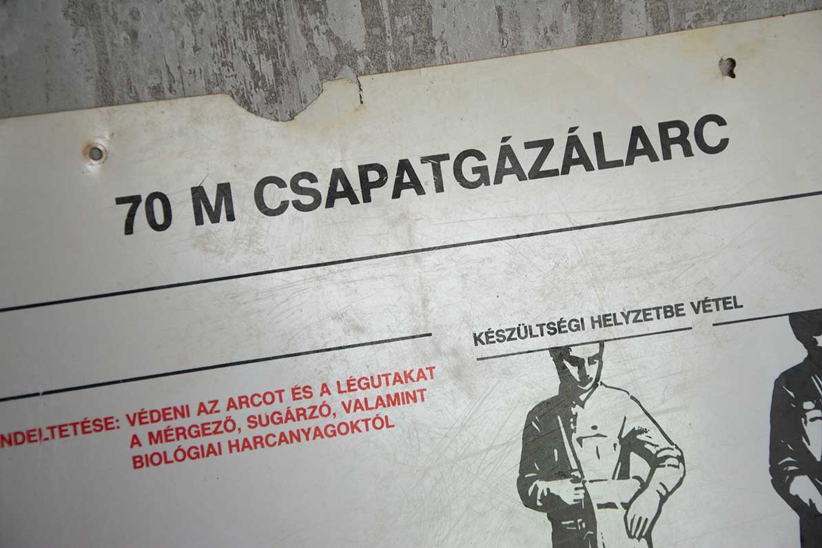 originele poster aanbrengen van gasmasker Hongaars