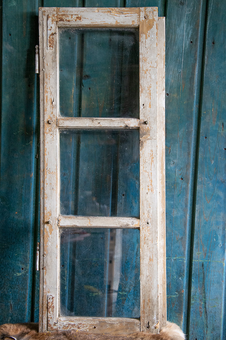 Oud houten raam met glas