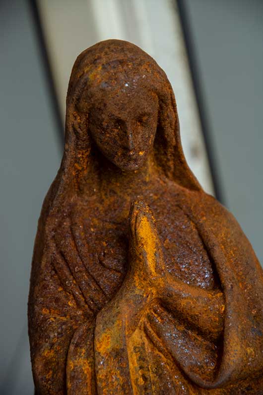 Metalen Mariabeeld