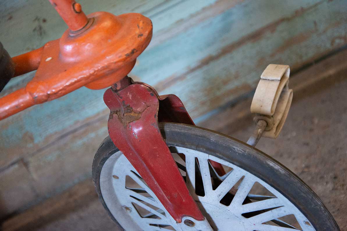 Oude vintage metalen driewieler