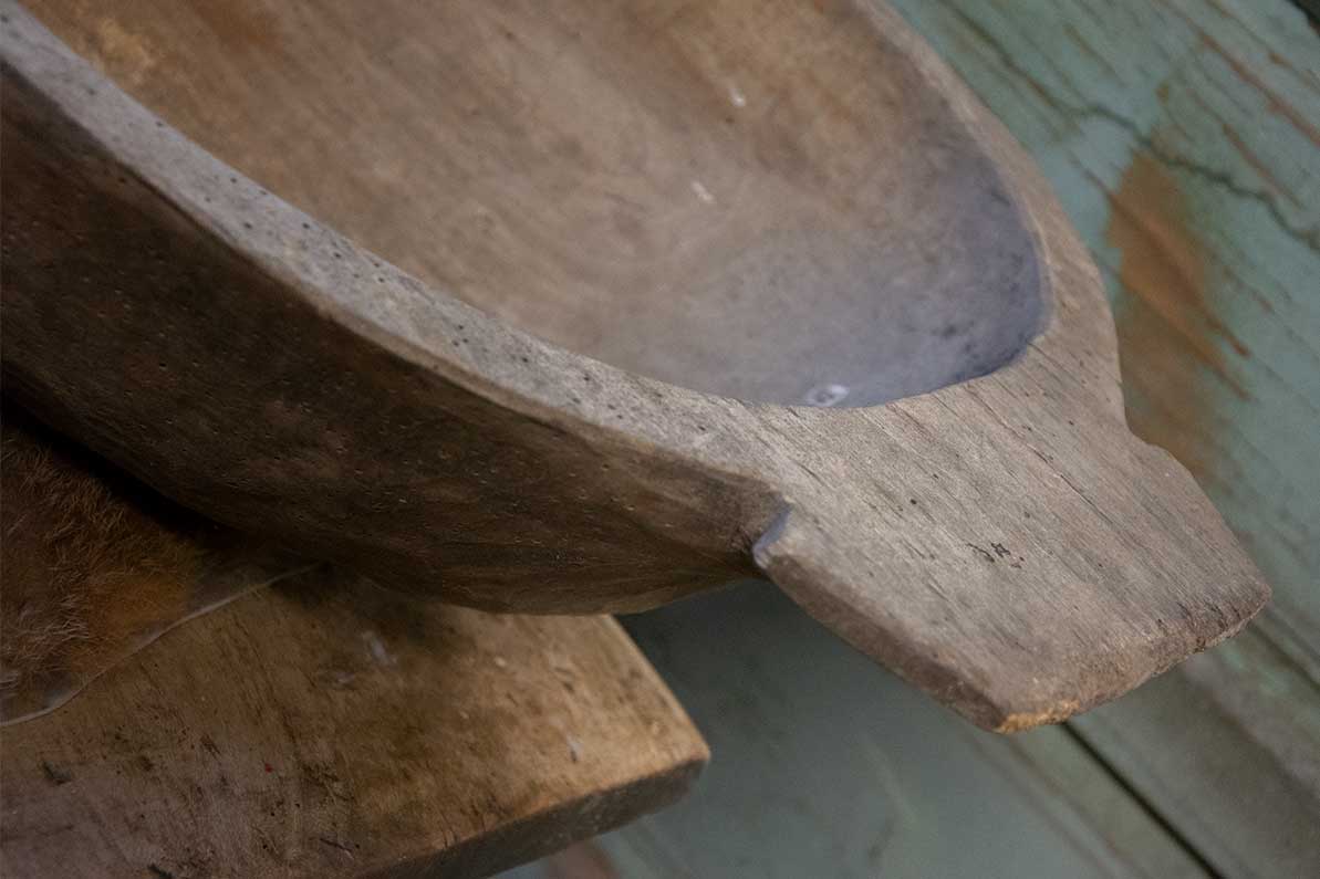 Landelijke houten trog, houten bak voor op tafel