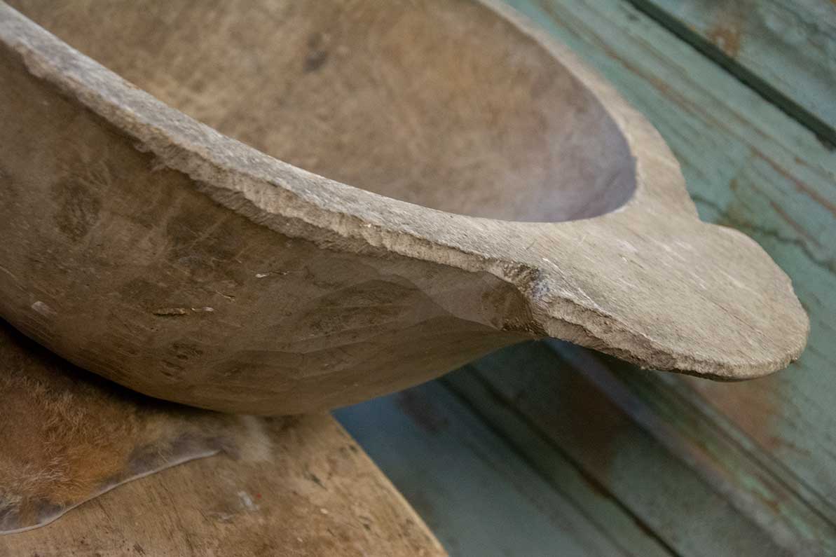 Landelijke houten trog, houten bak voor op tafel